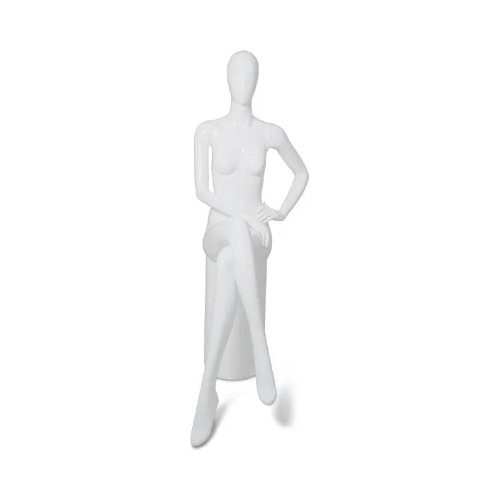 Mannequin femme en polyster assie avec chaise