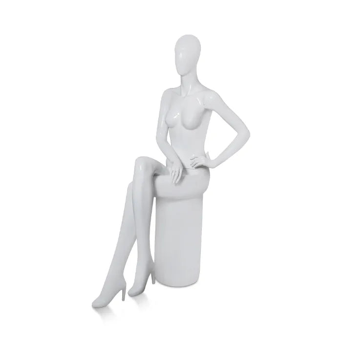 Mannequin femme en polyster assie avec chaise