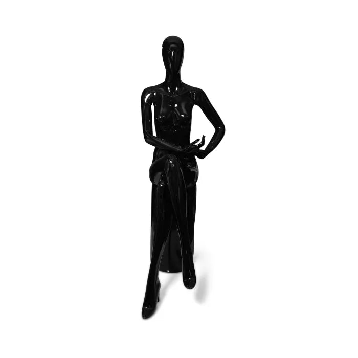 Mannequin femme en polyster assie avec chaise