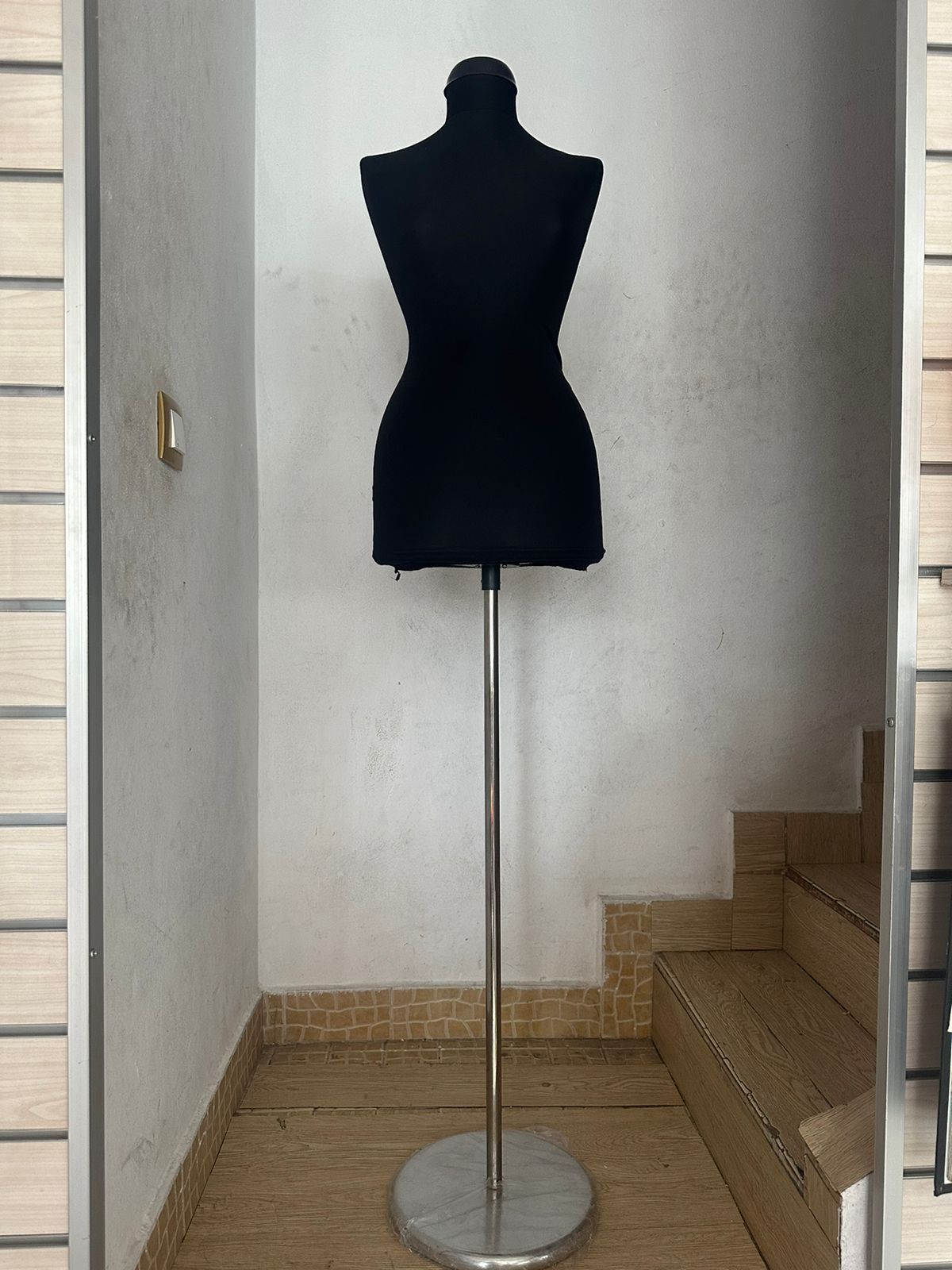Buste mannequin en plastique et support inox