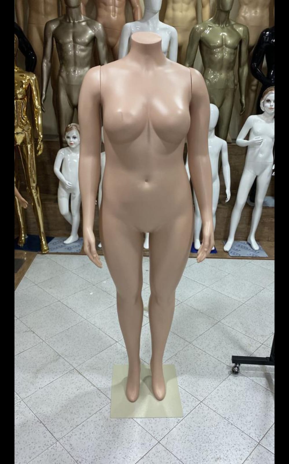 MANEQUIN FEMME GROSS TAILLE SANS TET DOKALIYA PLASTIQUE 988- 081220.19