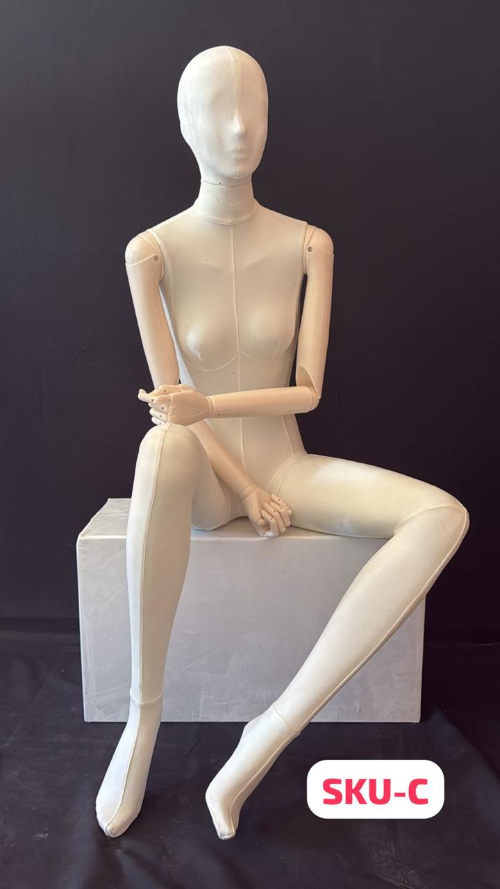 MANEQUIN FEMME ASSIS AVEC TISSU BEIGE SKU-C