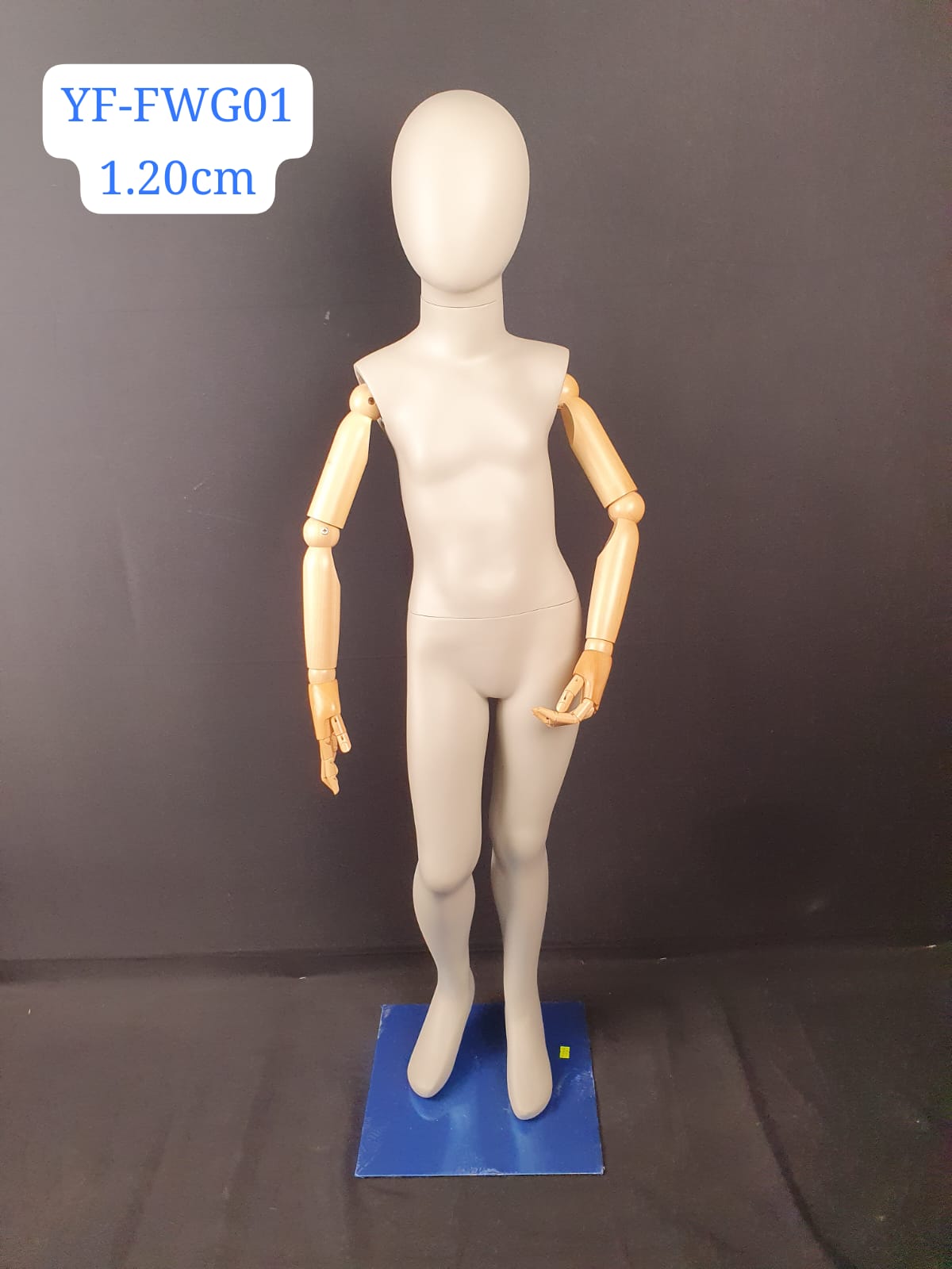 MANNEQUIN ENFANT EN POLYSTER BEIGE ET BRAS BOIS 120CM YF-FWG01