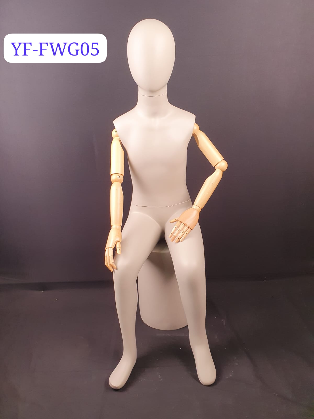 MANNEQUIN ENFANT EN POLYSTER BEIGE ET BRAS BOIS YF-FWG05