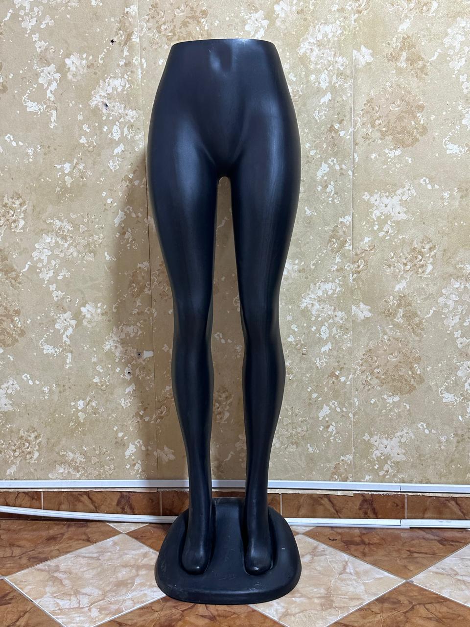 Pantalon femme en plastique couleur noir avec support plastique