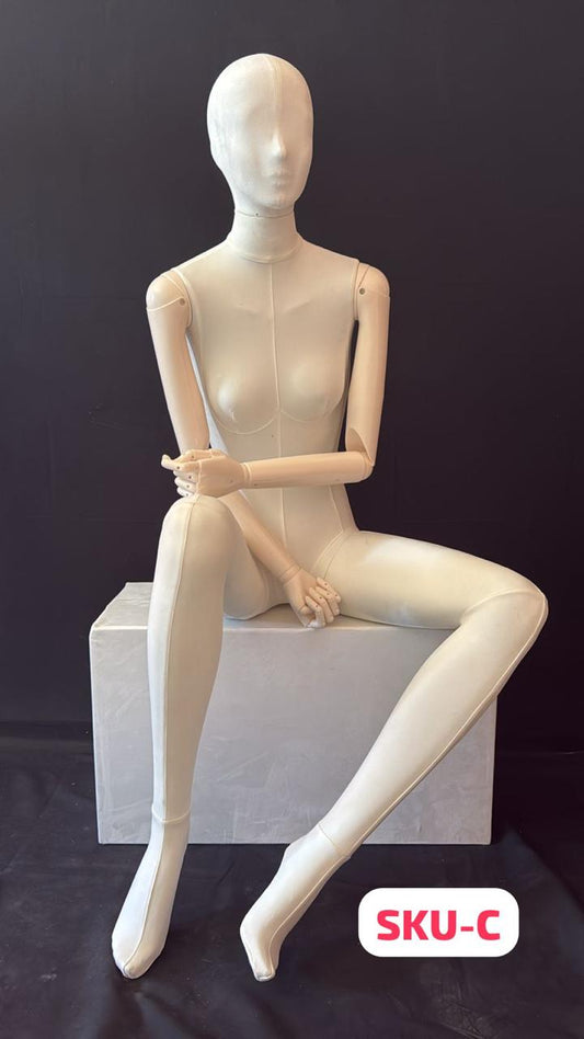 MANEQUIN FEMME ASSIS AVEC TISSU BEIGE SKU-C