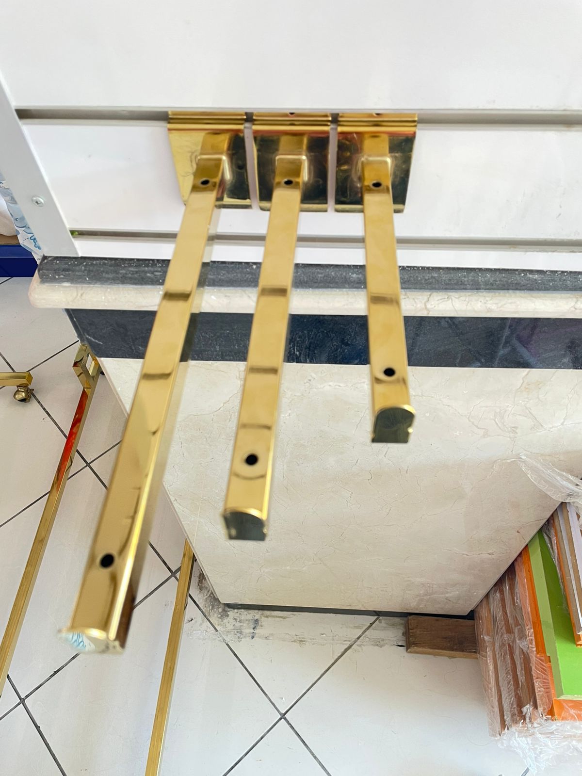 SUPPORT TUBE CARRE PANNEAUX GOLD